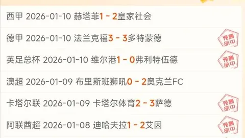 WWE亚马尔盛典，亚马尔与奥尔顿、Triple H等巨星同框，合影留念，务必注意安全！